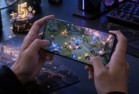 Smartphone menampilkan permainan MOBA bertema fantasy