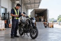 Sepeda motor diperiksa petugas di area logistik sebelum pengiriman.